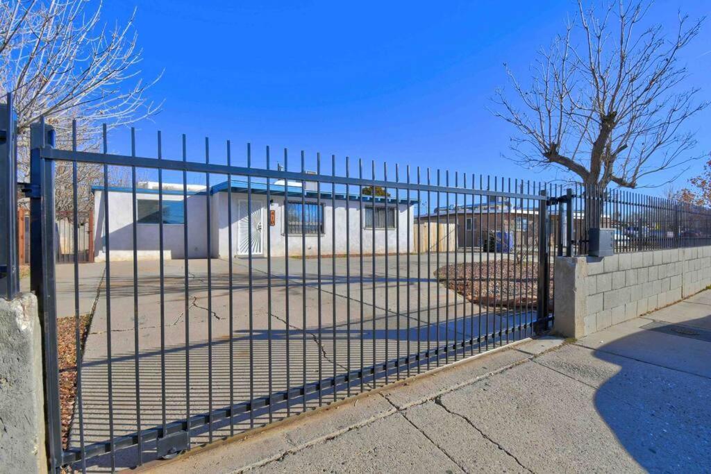 הוילה אלבוקרקי Casa Charleston-3Br-2Bath-Hot Tub-Pet Friendly-No Pet Fees! מראה חיצוני תמונה