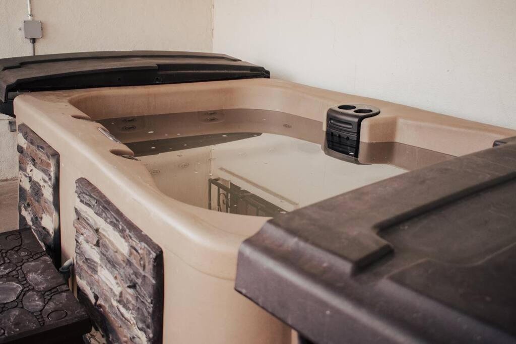 הוילה אלבוקרקי Casa Charleston-3Br-2Bath-Hot Tub-Pet Friendly-No Pet Fees! מראה חיצוני תמונה